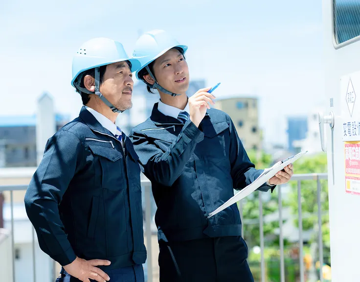 資格保有者が建物管理の点検を行っている風景