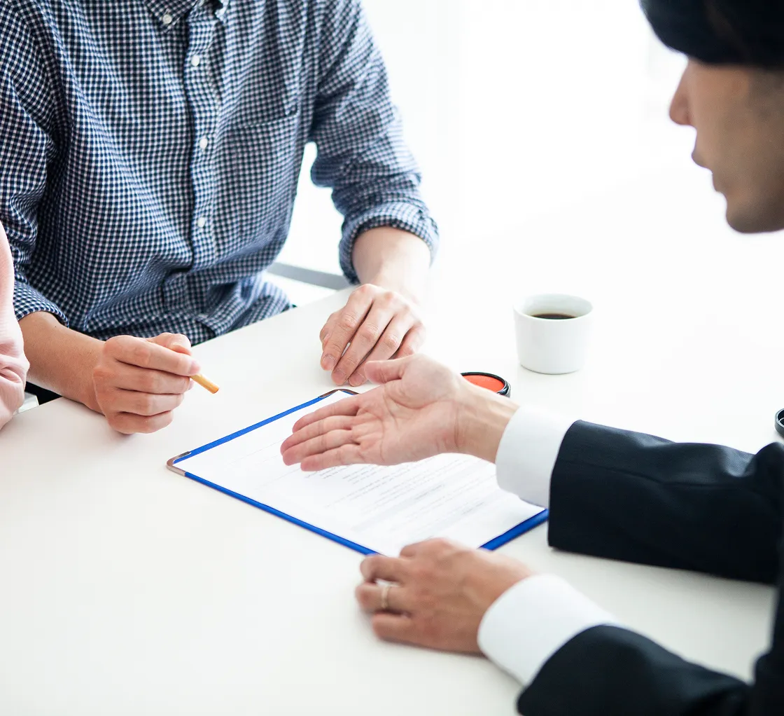 賃貸管理に関するご案内をお客様に説明している様子