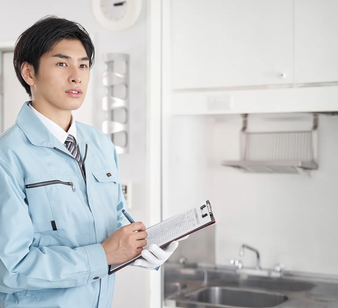 建物管理サービスである設備点検をしているスタッフ