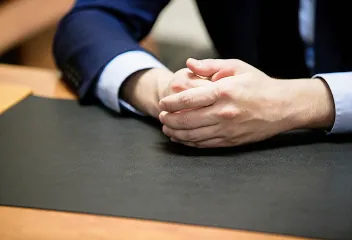 代表挨拶のインタビューに答える代表取締役の手元