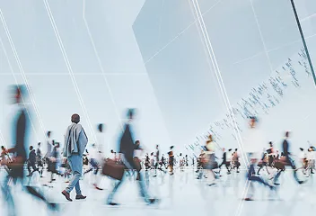 人が行き交うオフィス内の風景