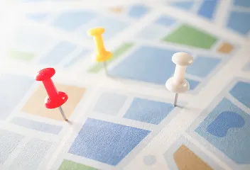 マップにピンを立てて、会社の所在地を表すイメージ画像