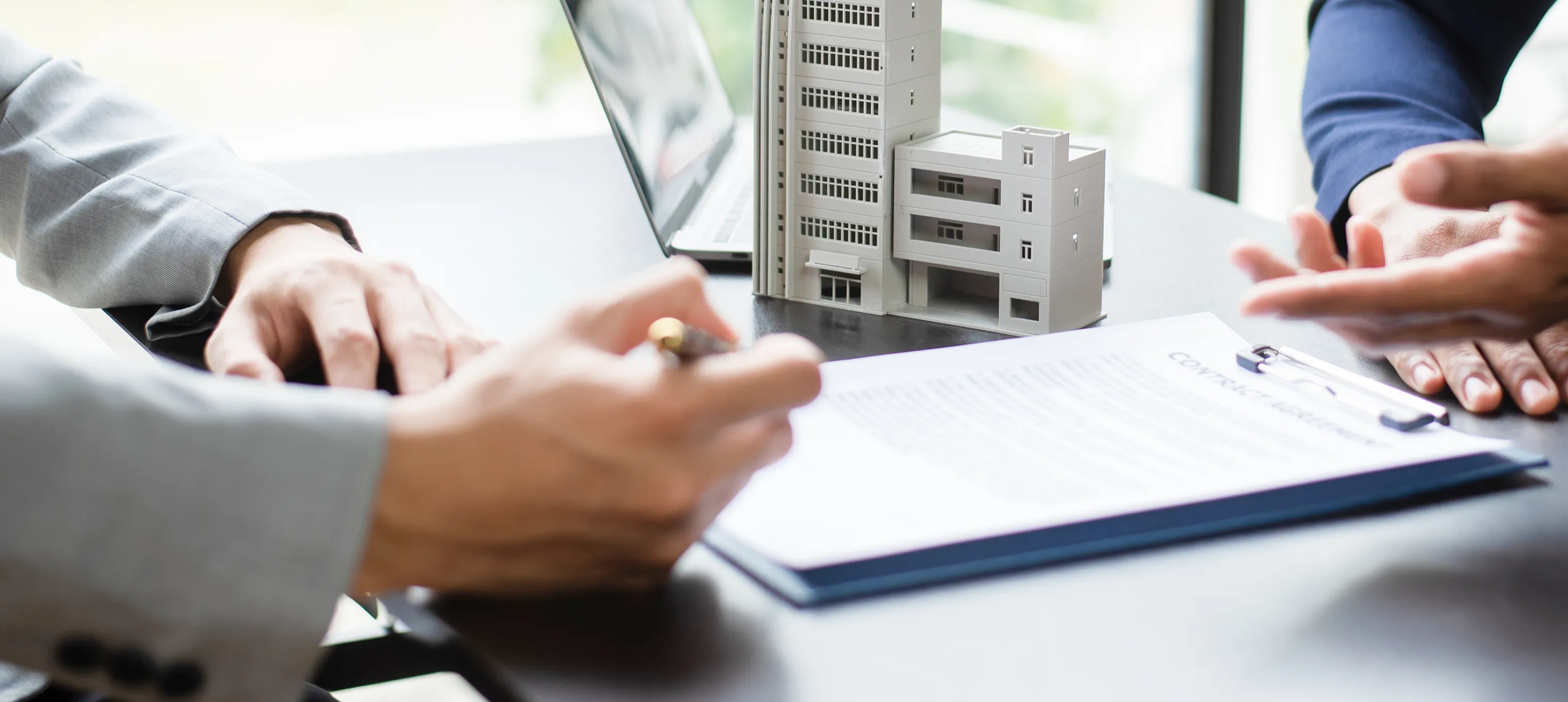 不動産の契約内容を打ち合わせしている様子