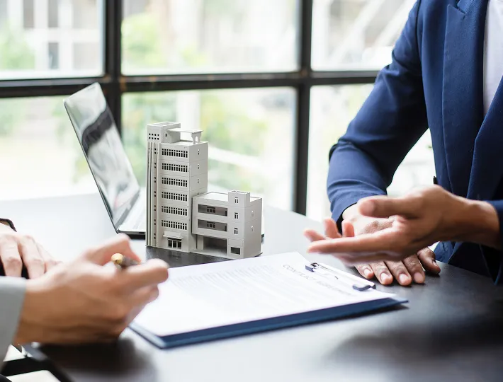 不動産の契約内容を打ち合わせしている様子