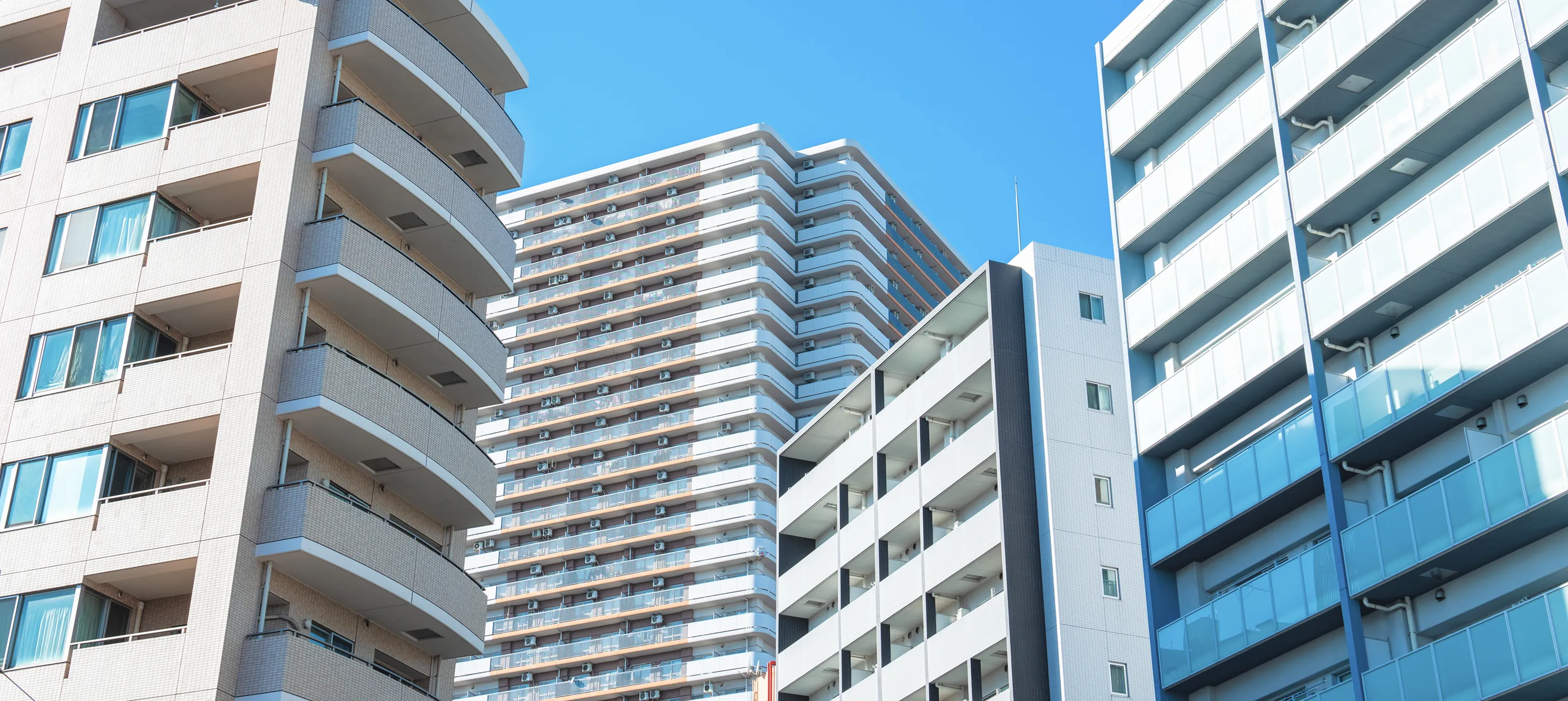 複数の中高層マンション（不動産物件）の建物風景