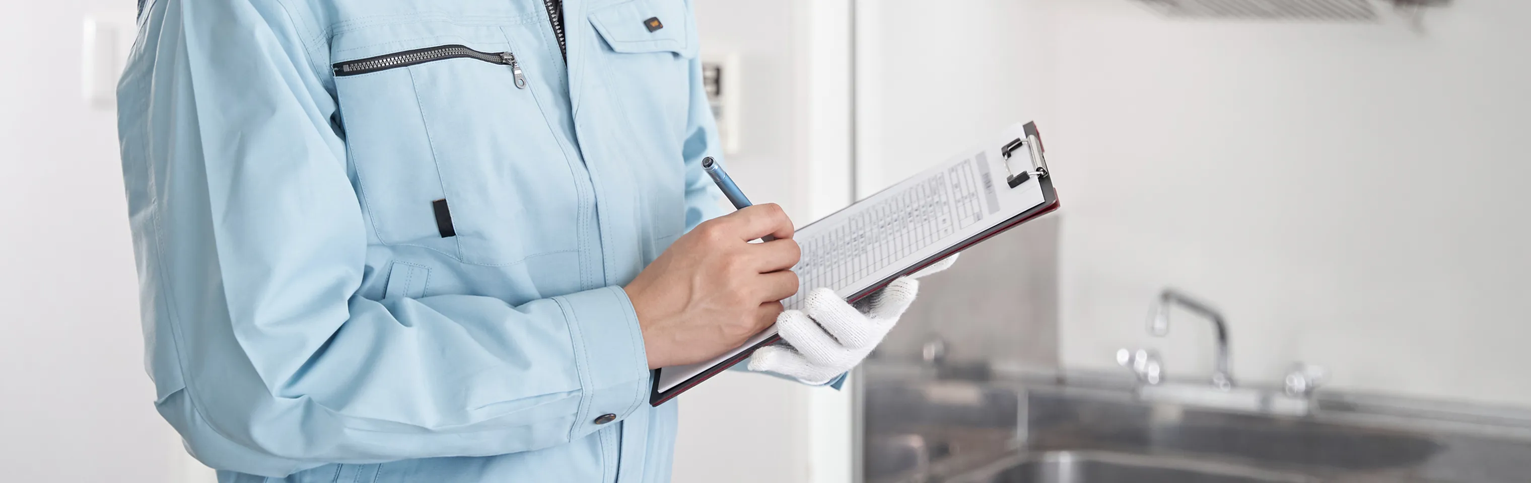 建物管理サービスである設備点検をしているスタッフ