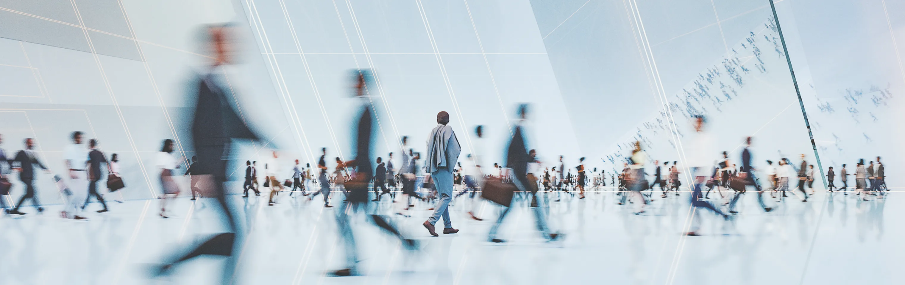 人が行き交うオフィス内の風景