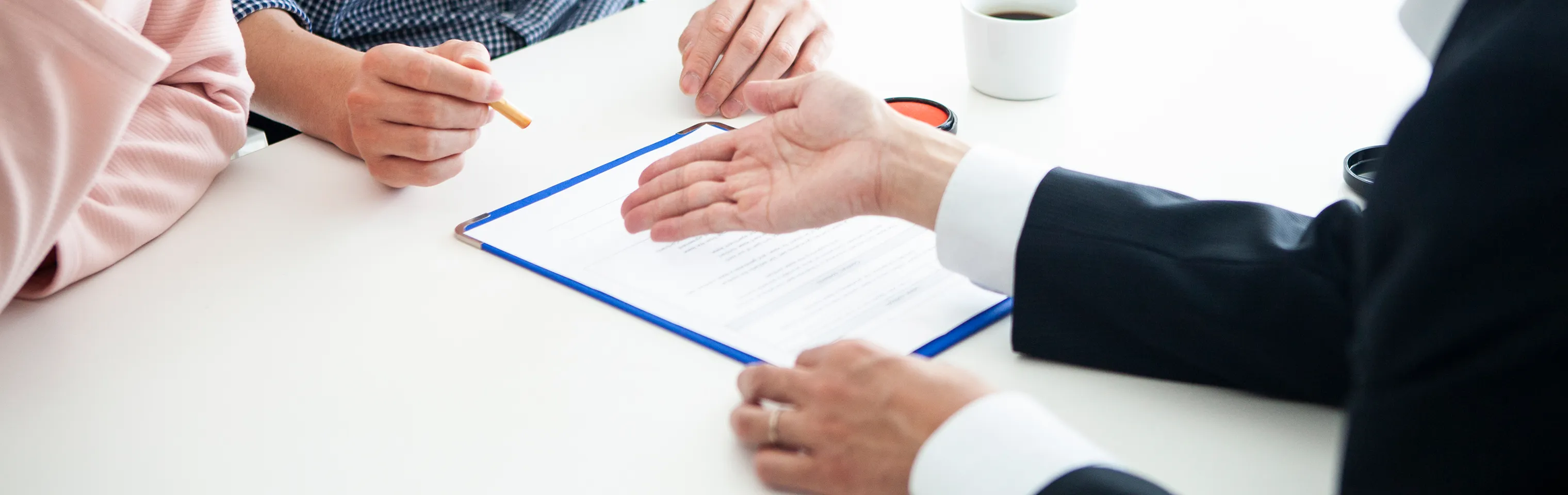 賃貸管理に関するご案内をお客様に説明している様子