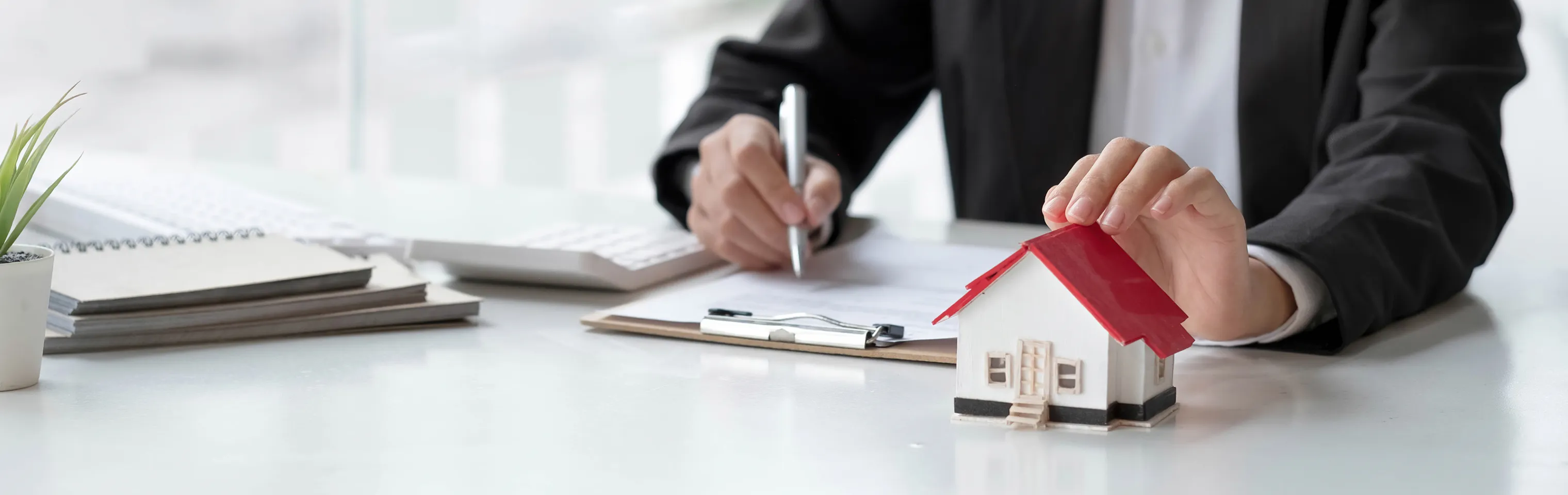 模型を用いて物件の説明を行っているスタッフ