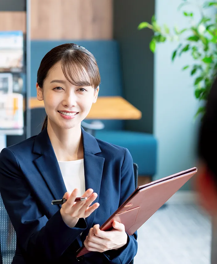 女性営業スタッフがお取引先様へ説明を行っている風景