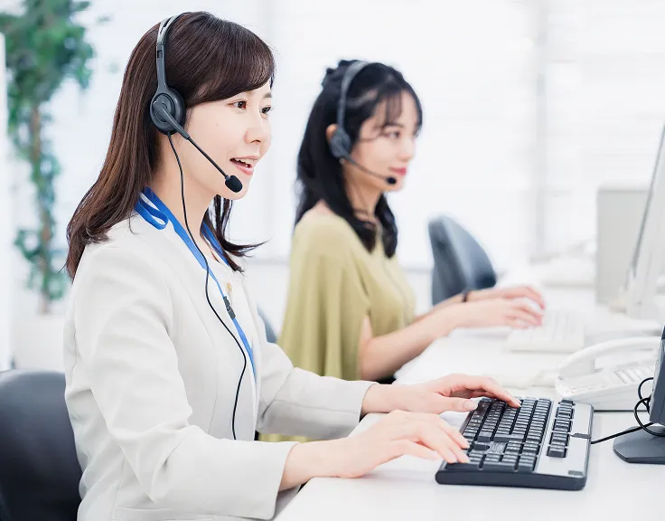 お客様からのお問い合わせに答えるカスタマーサポートのスタッフ