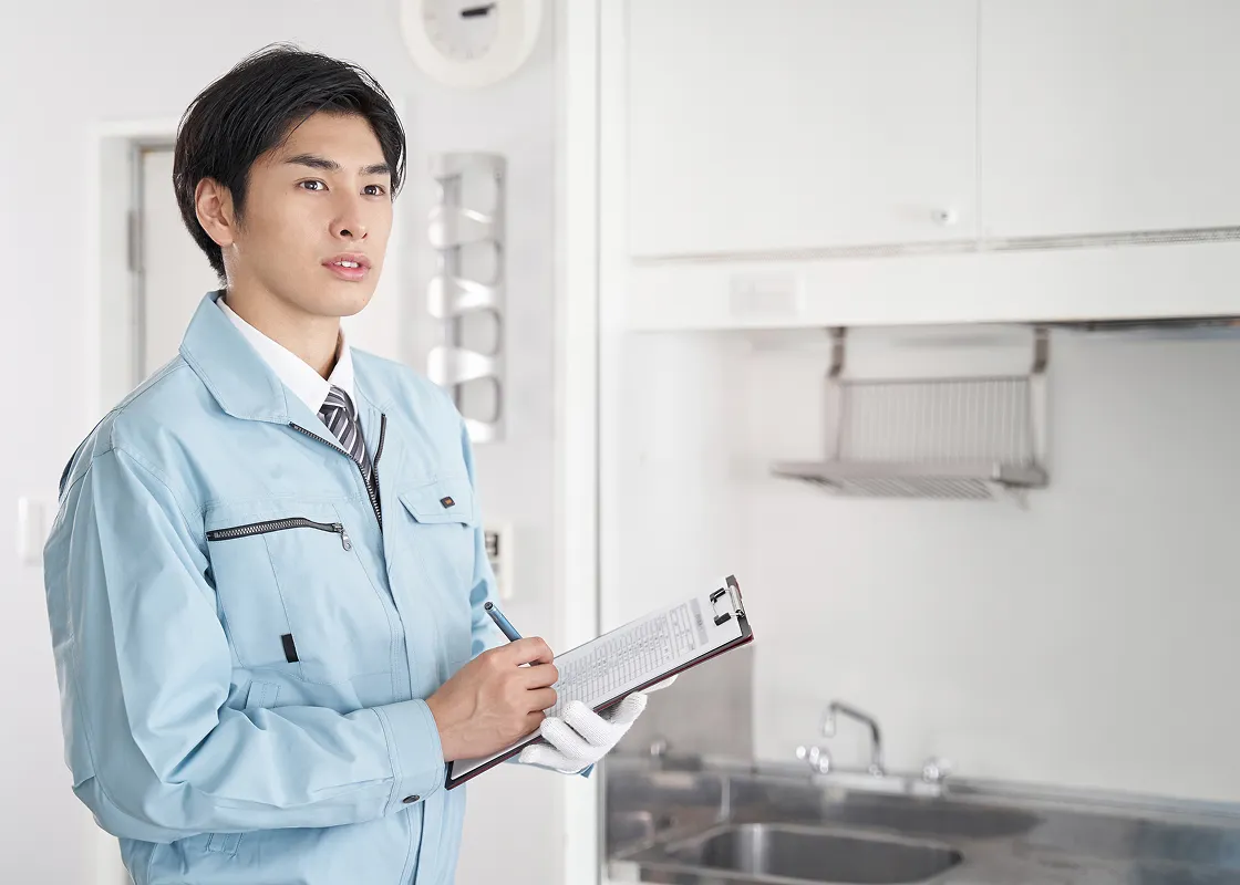 建物管理サービスである設備点検をしているスタッフ